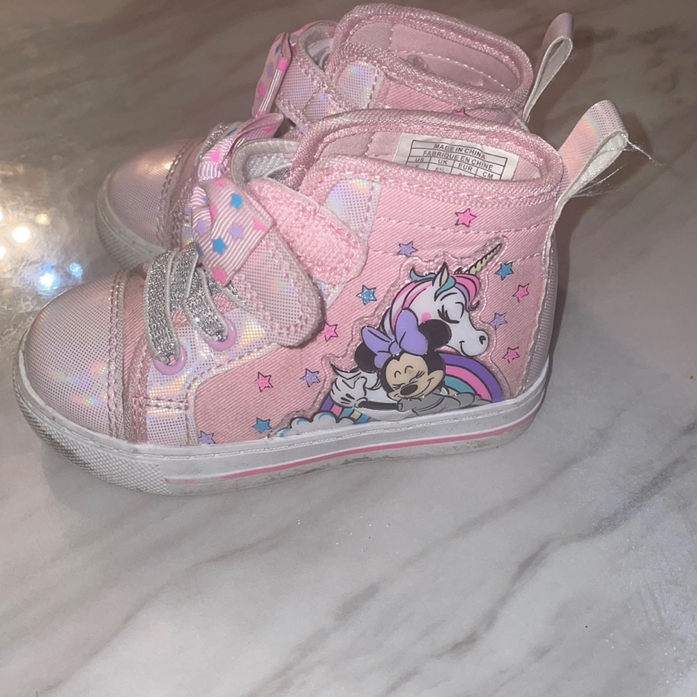 Used size 6 toddlers light up Minnie shoes